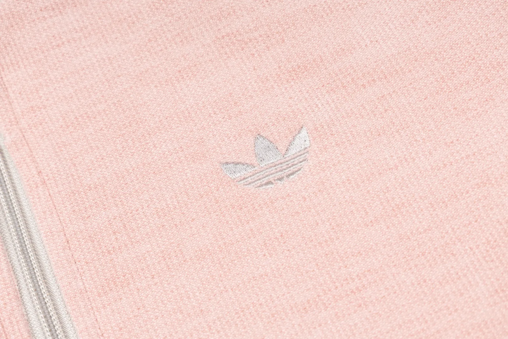 Adidas Clover JENNIE co-branded sports early autumn jacket knitted top women's New Arrival Adidas Jennie Same Style｜Adidas Classic Clover Jacket Clover This co-branded jacket is so easy to wear ✨ Classic Black and White color matching, threaded cuffs, clean and not bloated💯 The corduroy texture has its own atmosphere, and the small logo is low-key and refined💥 It can be salty or sweet, just wear it casually when going out every day and it will look very stylish💯 It has a sporty style but is not particular about your figure, and can be worn by even a small person🔥🔥🔥🔥 Item No.: LD 4966 Color: Black White Pink Size: S-XL